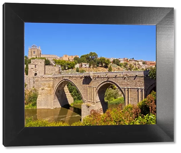 Spain, Castile La Mancha, Toledo, San Martins Bridge and Tagus River