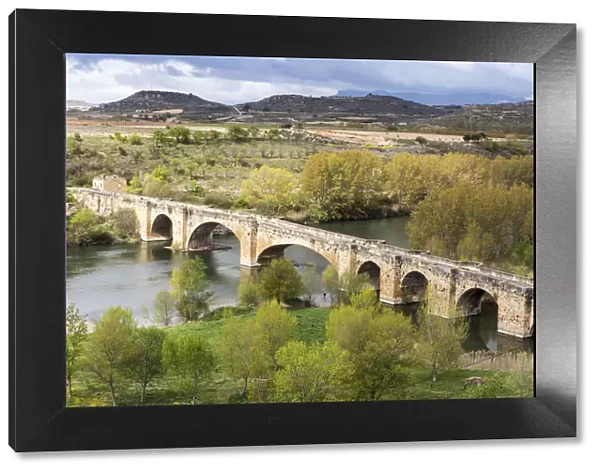 Medieval, stone bridge crossing the river Ebro at San Vicente de la Sonsierra, La Rioja