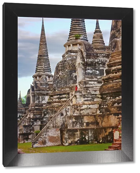 Thailand, Ayutthaya, Wat Phra Si Sanphet, Girl on steps MR