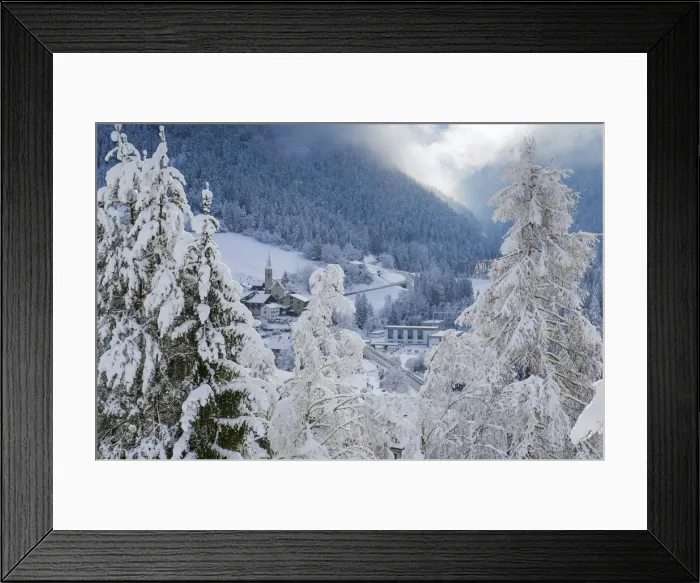 Framed Print : The small town of Filisur with snow in winter. Switzerland, Europe