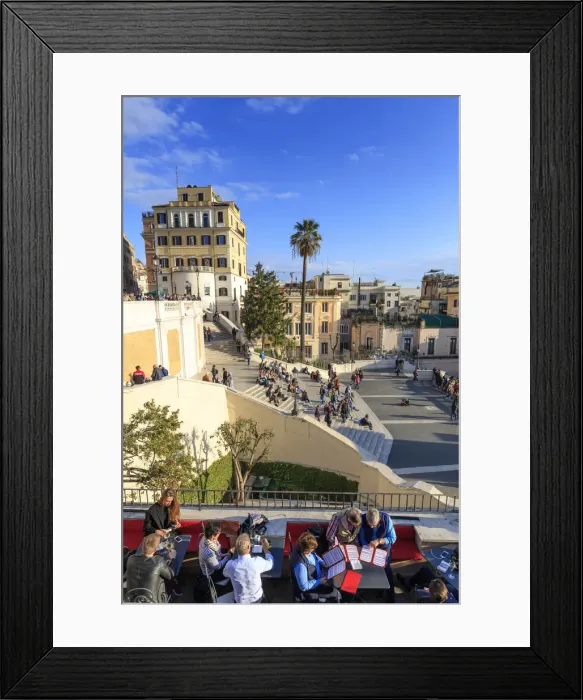 Framed Print : Italy, Rome, tourists anjoying a drink in a bar in front of Trinita dei Monti Framed Print : Italy, Rome, tourists anjoying a drink in a bar in front of Trinita dei Monti