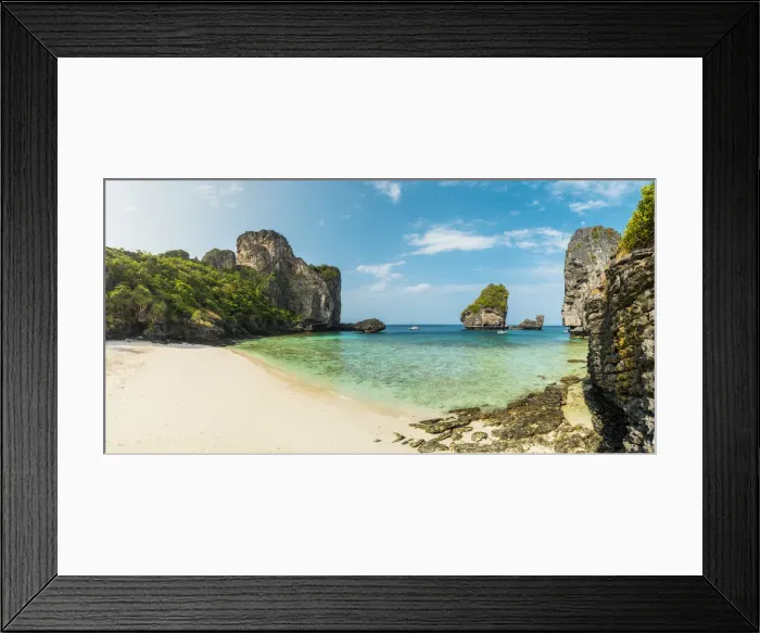 Framed Print : Ao Nui (Nui Beach), Ko Phi Phi Don, Krabi Province, Thailand. Panoramic view of the beach