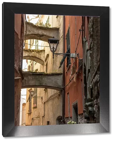 Italy, Tuscany, narrow street with arches in Pontremoli