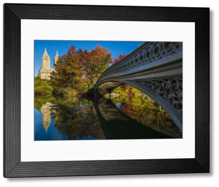 Framed Print : Bow Bridge reflected into the lake, Central Park, Manhattan, New York, USA Framed Print : Bow Bridge reflected into the lake, Central Park, Manhattan, New York, USA