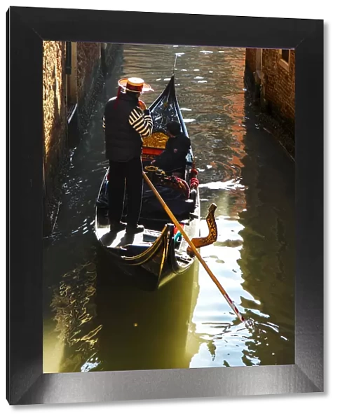 Gondola on the Rio dei Meracoli, Venice, Veneto, Italia, Europe