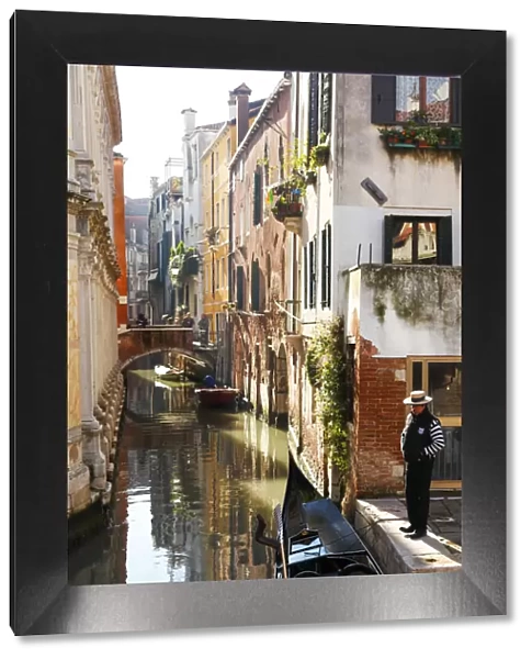Gondola on the rio dei Miracoli, Venice, Veneto, Italia, Europe