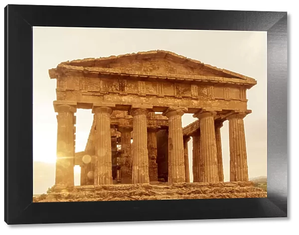 Europe, Italy, Sicily. Agrigento, the temple of Concordia at sunset