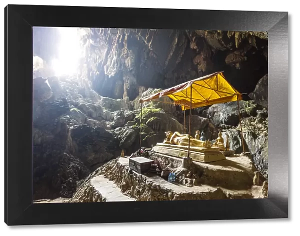 Laos, Vang Vieng. Reclining Buddha inside Tham Poukham cave (Cave of Golden crab)
