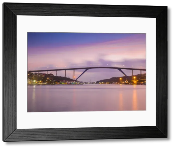 Framed Print : Curacao, Willemstad, Queen Juliana Bridge