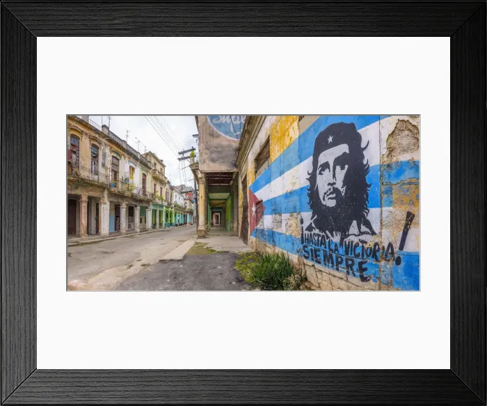 Framed Print : Cuba, Havana, La Habana Vieja, Che Guevara and Cuban Flag mural Framed Print : Cuba, Havana, La Habana Vieja, Che Guevara and Cuban Flag mural