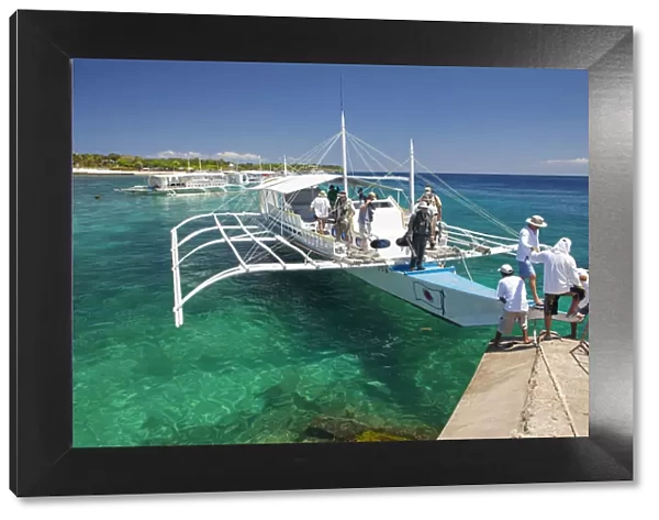 Asia, South East Asia, Philippines, Visayas, Cebu, tourists disembarking from an outrigger