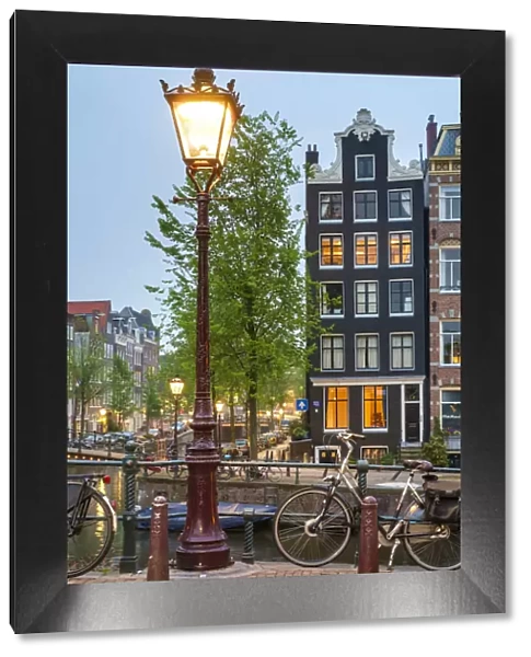 Lamp post on the Herengracht at the intersection with the Brouwersgracht at dusk