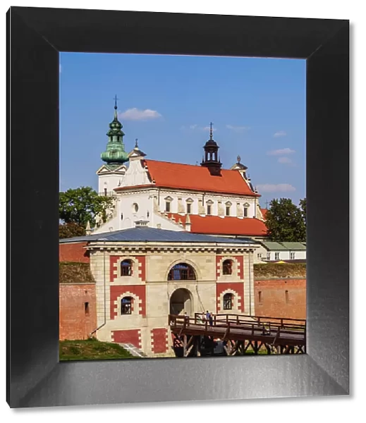 Poland, Lublin Voivodeship, Zamosc, Old Town, Szczebrzeszyn Gate and Cathedral
