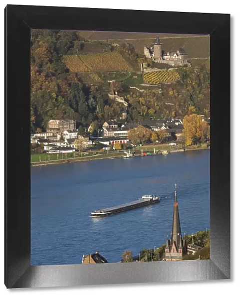 Germany, Rheinland-Pfalz, Bacharach, elevated view with Burg Stahleck Castle, autumn