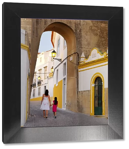 Portugal, Alentejo, Elvas, arch of Santa Clara (MR)