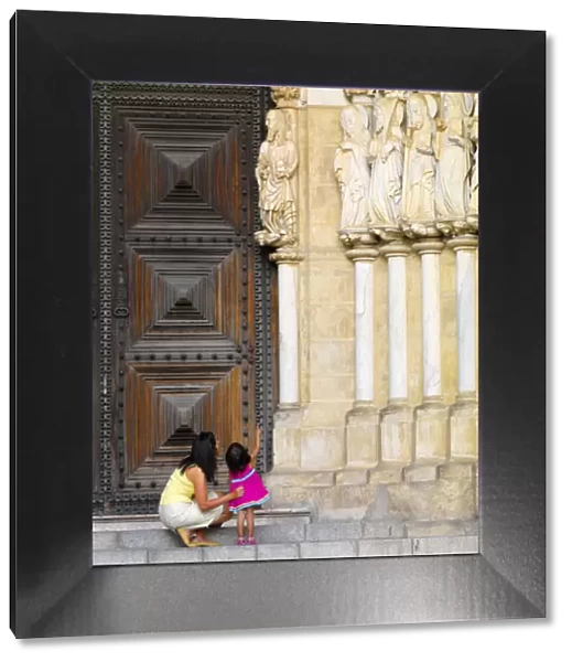 Portugal, Alentejo, Evora, Evora cathedral, Woman and girl (MR)