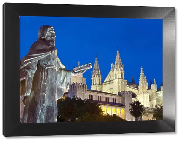 Ramon Llull Statue & Cathedral La Seu, Palma de Mallorca, Mallorca, Balearic Islands