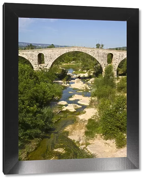 Pont Julien, Roman Bridge near Bonnieux Vaucluse, Provence Alpes Cote D Azur, France