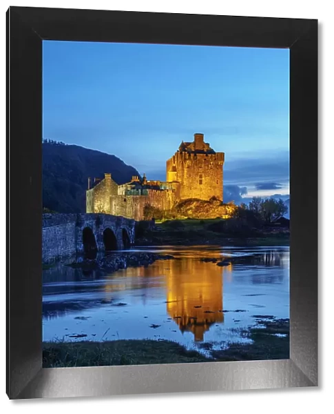 UK, Scotland, Highlands, Dornie, Twilight view of the Eilean Donan Castle