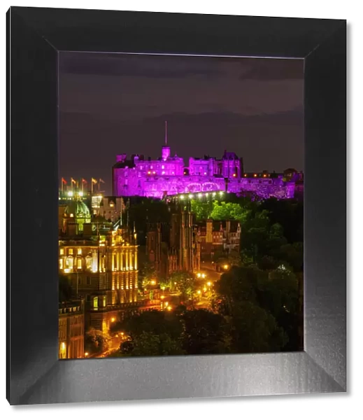 UK, Scotland, Lothian, Edinburgh, Old Town and Edinburgh Castle illuminated during