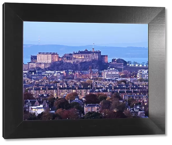 UK, Scotland, Lothian, Edinburgh, Twilight view of the Castle from the Blackford Hill