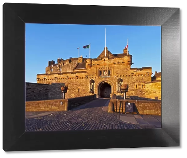 UK, Scotland, Lothian, Edinburgh, View of the Edinburgh Castle illuminated by the sunrise