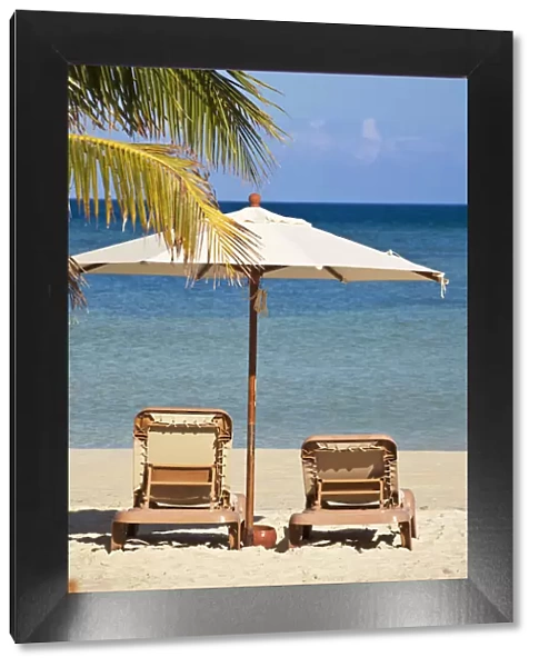 Honduras, Bay Islands, Roatan, West Bay, Sun loungers on beach
