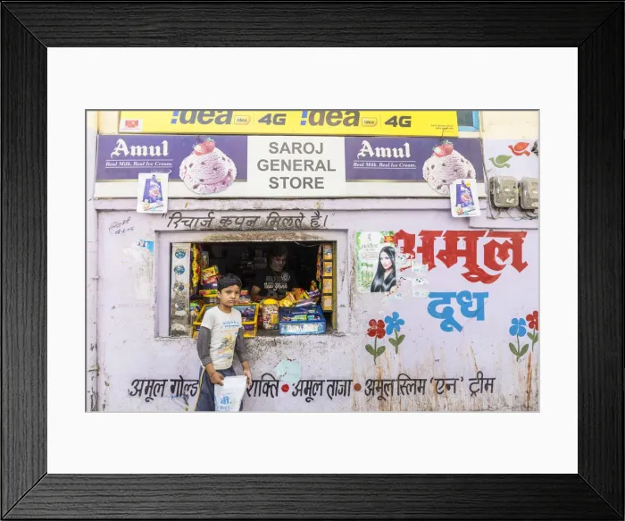 Framed Print : Street scene in the old town of Udaipur, Rajasthan, India Framed Print : Street scene in the old town of Udaipur, Rajasthan, India