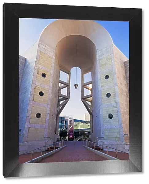 Israel, Tel Aviv, entrance archway to the Tel Aviv Museum of Art complex