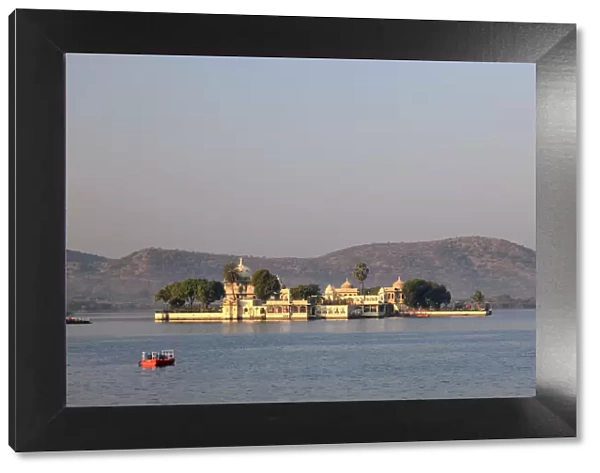 India, Rajasthan, Udaipur, Lake Pichola and Jagmandir Palace