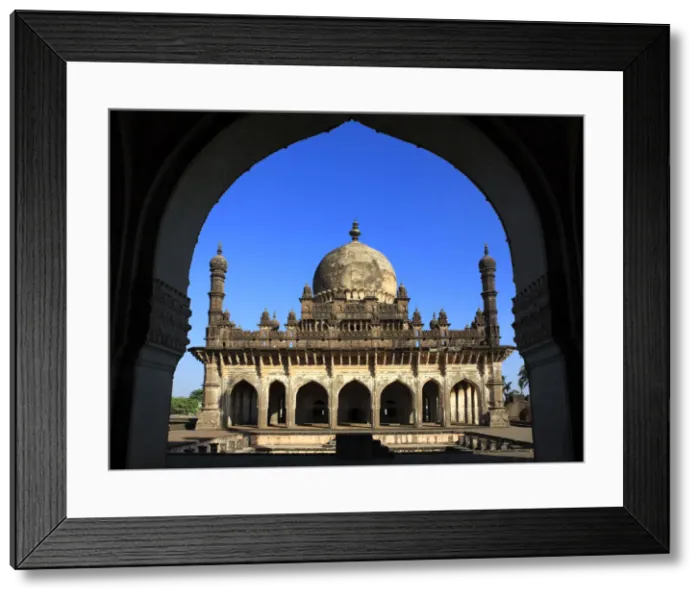 Framed Print : Gol Gumbaz, mausoleum of Mohammed Adil Shah (1657), Bijapur, Karnataka, India Framed Print : Gol Gumbaz, mausoleum of Mohammed Adil Shah (1657), Bijapur, Karnataka, India