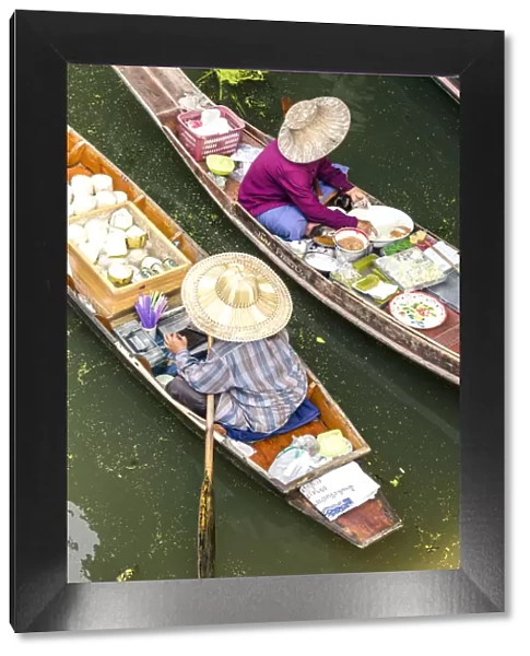 Thailand, Bangkok. Damnoen Saduak floating market (MR)