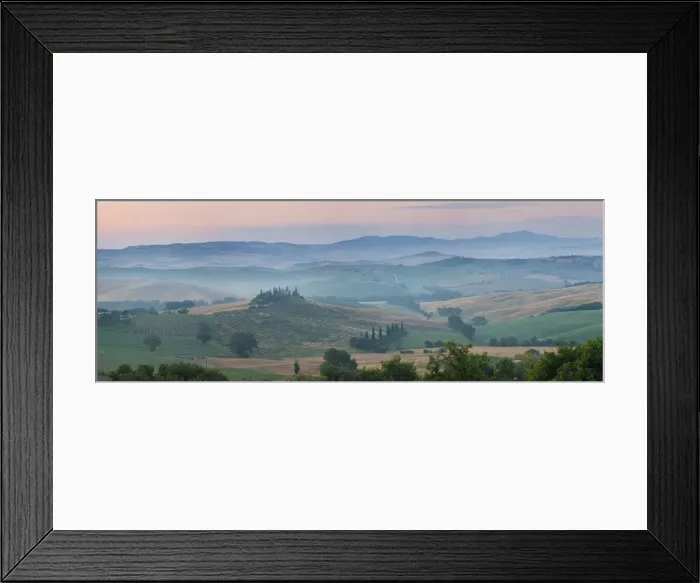 Framed Print : Farmhouse in valley at daybreak, Val d Orcia, Tuscany, Italy Framed Print : Farmhouse in valley at daybreak, Val d Orcia, Tuscany, Italy
