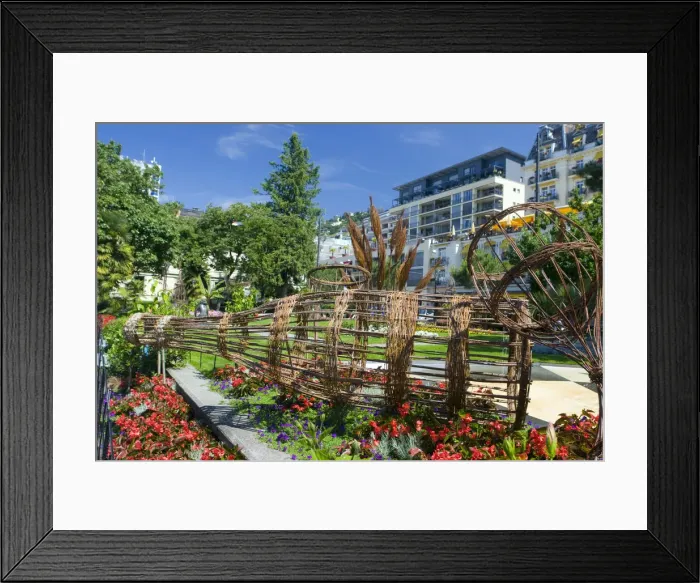 Framed Print : Montreaux, Switzerland. Sculpture on the waterfront in Montreaux