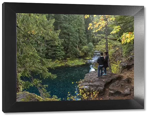 USA, Oregon, Willamette National Forest, Blue Pool on the McKenzie River, couple looking