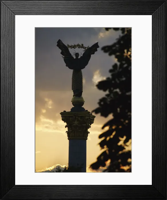 Framed Print : Statue in Independence Square (Maydan Nezalezhnosti) at sunset, Kiev, Ukraine Framed Print : Statue in Independence Square (Maydan Nezalezhnosti) at sunset, Kiev, Ukraine