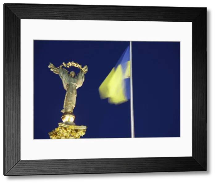 Framed Print : Monument to Berehynia and Ukrainian flag in Independence Square (Maydan Nezalezhnosti)