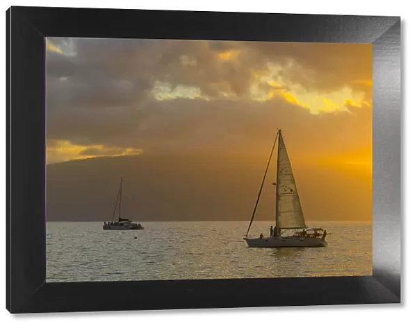 USA, Hawaii, Maui, Kanaapali Beach, sailing at sunset