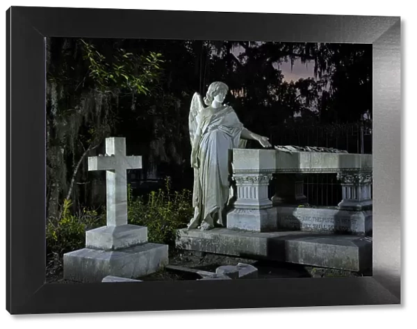 USA, Georgia, Savannah, Bonaventure Cemetery, grave at dusk