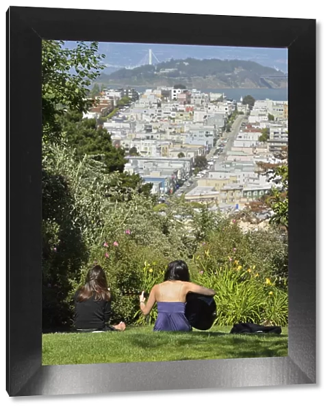 Girl with guitar on Russian Hill, San Francisco, California, USA