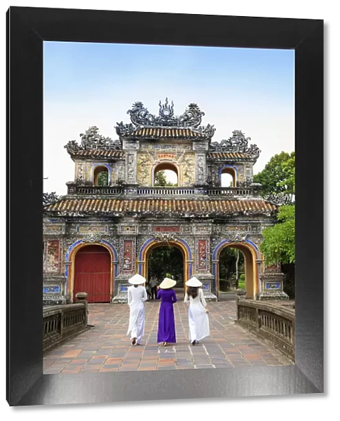 Asia, South East Asia, Vietnam; Hue, Forbidden city, Purple City, women in traditional