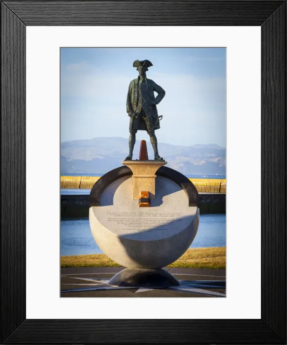 Framed Print : Cook statue, Gisborne, East Cape, North Island, New Zealand Framed Print : Cook statue, Gisborne, East Cape, North Island, New Zealand