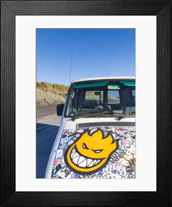 Framed Print : New Zealand, North Island, Wanganui, Castlecliff Beach, surfers van Framed Print : New Zealand, North Island, Wanganui, Castlecliff Beach, surfers van