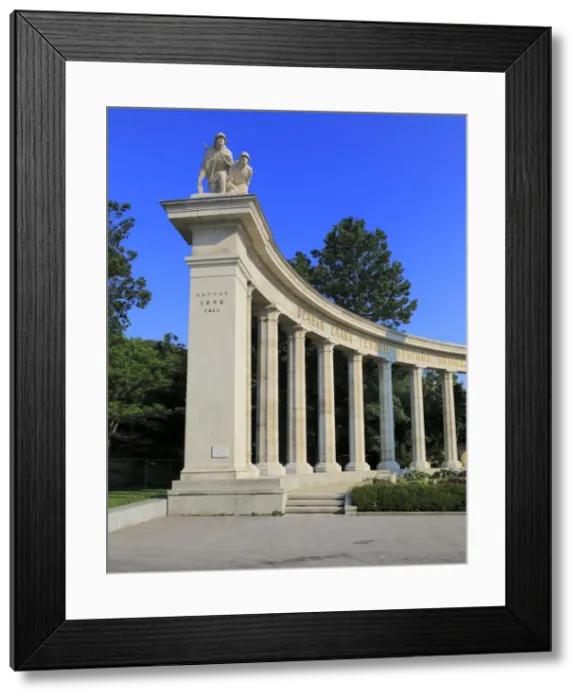 Framed Print : Soviet World War II Memorial, Schwarzenbergplatz, Vienna, Austria