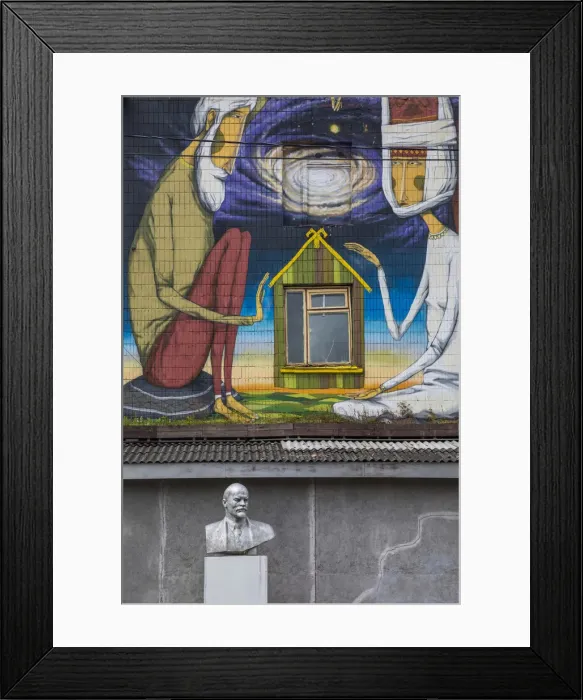 Framed Print : Bust of Lenin & Wall murals, Oktyabrskaya (former industrial area), Minsk, Belarus Framed Print : Bust of Lenin & Wall murals, Oktyabrskaya (former industrial area), Minsk, Belarus