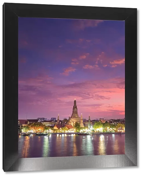 Thailand, Bangkok, Wat Arun (Temple of Dawn) and Chao Praya River