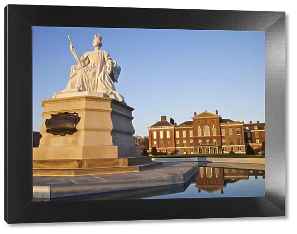 England, London, Kensington, Queen Victoria Statue and Kensington Palace