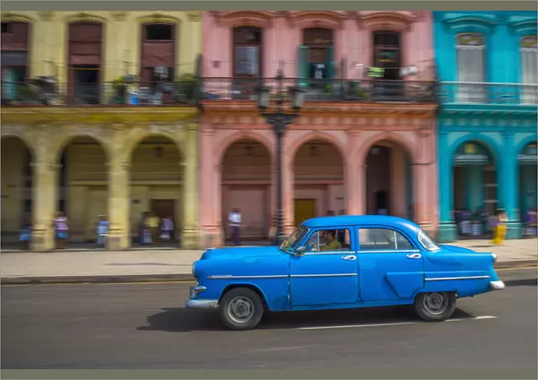 Cuba, La Habana Vieja (Old Havana), Paseo de Marti, classic 1950s American Cars