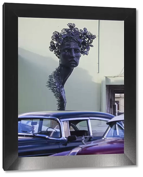 Cuba, Havana, The Malecon, Classic America cars infront of statue