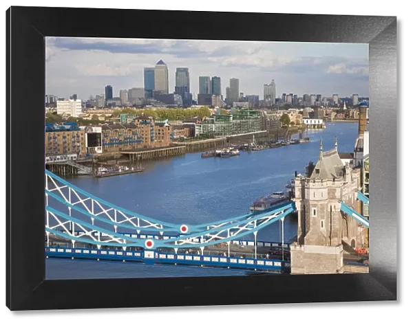 United Kingdom, Endland, London, View of River Thames, Tower Bridge and Canary Wharf